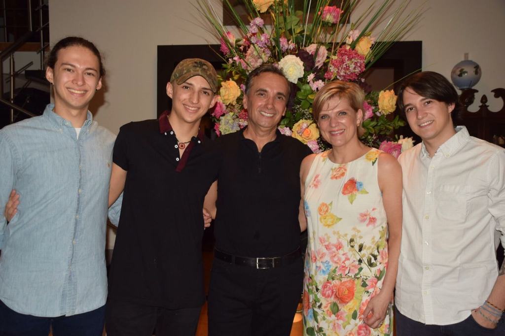 Felipe Solano, Santiago Solano, Fernando Solano, Victoria Díaz y Sebastián Solano.